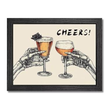 Imagem de Namoset Arte de parede de Halloween vintage gótico decoração de parede Dark Academia Skeleton Hands Cheers with Beer Canvas Prints Moody Aesthetic Pictures for Bar Restaurants Decoration Black Framed