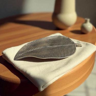 Imagem de Bandeja Folha de Resina Dourada Decoração Enfeite 31 cm comprimento