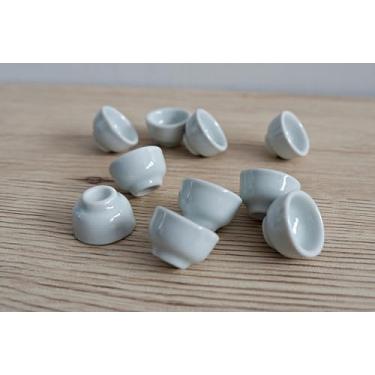 Imagem de 1shopforyou Conjunto de 10 tigelas de cerâmica artesanais em miniatura – Cerâmica branca pequena em estilo japonês, tigelas de chá para matcha, chá e decoração de casa
