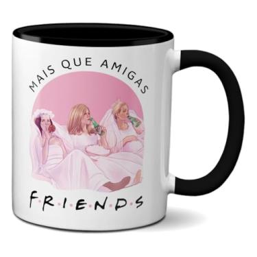 Imagem de Caneca Mais Que Amigas Friends Vestidas De Noiva No Sofá (Preta)