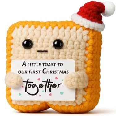 Imagem de Ovrrcame Presente romântico de primeiro Natal para namorada e namorado – Enfeite exclusivo de 1º Natal para casais – Brinde de crochê, decoração de aniversário de casamento, dia dos namorados