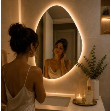 Imagem de Espelho Orgânico Decorativo Lapidado com LED 90x65 cm E02 para Sala, Q