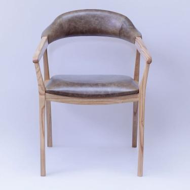 Imagem de Cadeira Meg em Madeira Cinamomo Acabamento em Couro Natural