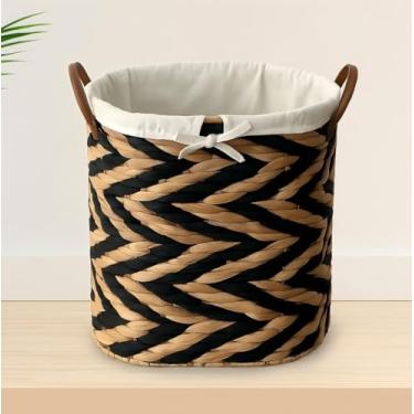Imagem de Cesta de armazenamento de jacinto de água tecida à mão com forro e alças de couro, padrão em ziguezague preto e natural – Cesto decorativo de lavanderia, organizador de brinquedos ou cesto de cobertor