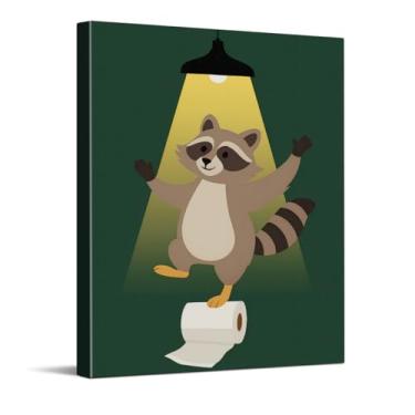 Imagem de CYFDYVT Arte de parede engraçada de guaxinim, humor guaxinim dança em papel higiênico, pôster de banheiro de animal verde peculiar, arte de parede de pintura em tela de animal fofo para banheiro, 20 x