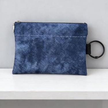 Imagem de Bolsa de moedas com textura de jeans com chaveiro – carteira de cartão de poliuretano de grande capacidade e porta-identidade, carteira com fecho elástico, Azul, Casual