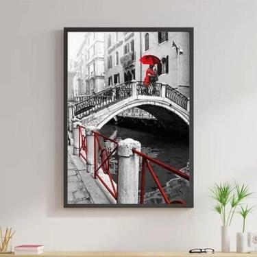 Imagem de Quadro Casal Com Sombrinha Vermelha 33X24Cm - Madeira Preta - Quadros 