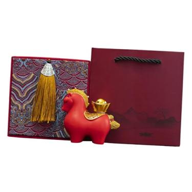 Imagem de Generic Estátua de Cavalo Ornamento de Mesa Escultura Decorativa Criativa Decoração Feng Shui para Armário Estante Lareira, Caixa de Listras Vermelhas para Lingote