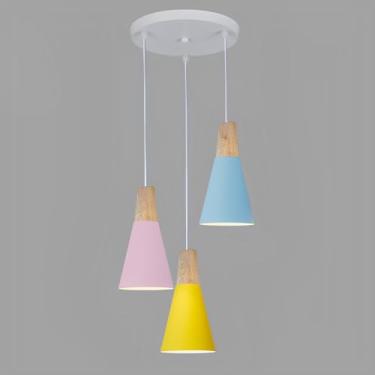 Imagem de Lustre triplo moderno e criativo em metal colorido com 3 lâmpadas E26, luminária pendente nórdica para ambientes internos, ideal para sala de jantar, quarto e cozinha.