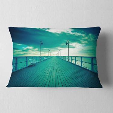 Imagem de Designart Paisagem marítima azul com ponte de madeira para sala de estar, sofá, enchimento de almofada + capa de almofada impressa em ambos os lados 30,5 x 50,8 cm