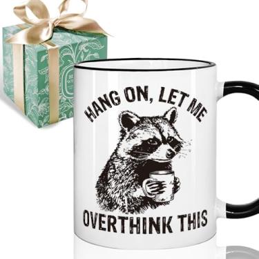 Imagem de Caneca de café Hang On Let Me Overthink This para mulheres e homens 325 ml, caneca de meme sarcástica de guaxinim engraçado, presente de aniversário de Natal de guaxinim engraçado para colegas de