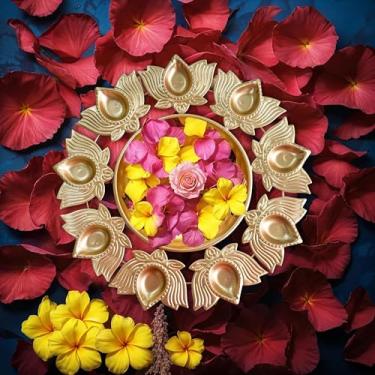 Imagem de SAJTOX Tigela Urli de metal feita à mão com 9 flores de lótus Diya, tigela de Urli decorativa indiana para templo, decoração de casa e quarto, decoração para Pooja, Navratri, Mehndi, Haldi, casamento