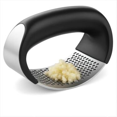 Imagem de Espremedor Ralador Manual de Alho e Cebola, Aço Inox 304, Design Ergonômico 15°, Cabo Antiderrapante, Preto