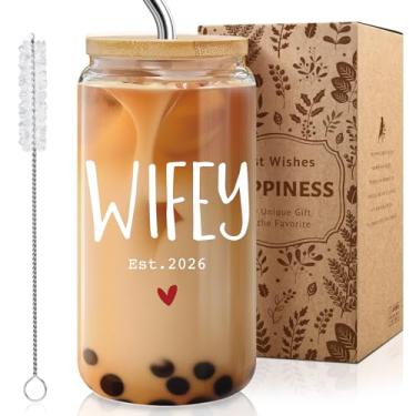 Imagem de Presente de casamento para noiva - Copo de vidro "Wifey" 2026 com tampa de bambu e canudo, chá de panela de 473 ml e presente de despedida de solteira, copo de casamento cristão, presente de lua de