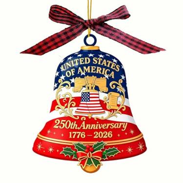 Imagem de Ornamento de madeira para pendurar no sino da bandeira americana - Decoração patriótica de 250º aniversário 1776-2026 com laço xadrez de búfalo, lembrança memorial de 9 cm feito à mão para o Natal e