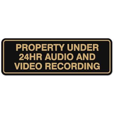 Imagem de Placa de gravação de áudio e vídeo de propriedade padrão abaixo de 24 horas - fácil instalação | Placa de parede ou porta durável (preta/dourada) - pequena