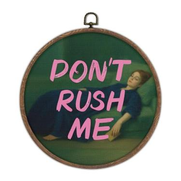 Imagem de DTLGTG Arte de parede Don't Rush Me, tela emoldurada redonda, 25 x 25 cm, pintura feminina estética, galeria eclética maximalista, decoração de parede para quarto, sala de estar, estúdio