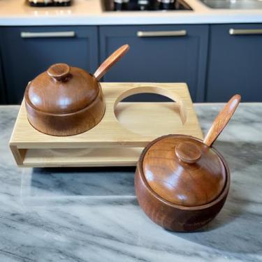 Imagem de Generic Conjunto De Potes Temperos Madeira Yaokingdom Genérico, 2 Peças, Com Tampa E Colher, Suporte Bambu Furos Para Cozinha, 8,5 Cm, Marrom Avermelhado, Yk-Cf202401