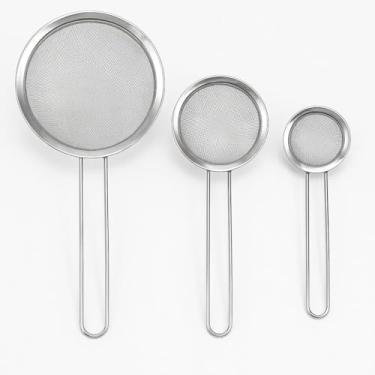 Imagem de Kit 3 Peneiras em Aço Inox P M G – Jogo 3 Malha Premium Fina Resistentes, Fácil de Limpar, Ideal para Coar, Polvilhar Peneirar Alimentos – Resistente Luxo Ergonômicos, Uso Doméstico Profissional