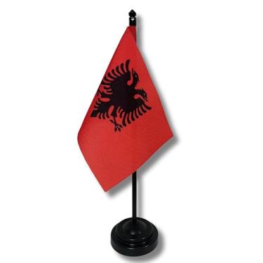 Imagem de Bandeira de Mesa da Albânia, 26cm Altura Total, Face Única, Multicolorido, Base Plástica, Tecido Oxford, Decorativa, para Escritório, Eventos e Cerimônias