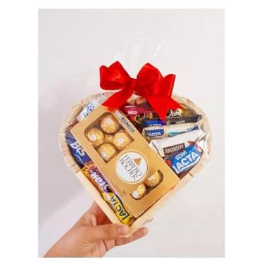 Imagem de Cesta de Chocolates em Formato de Coração, Presente Romântico