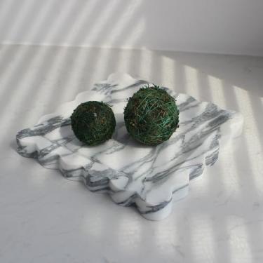 Imagem de Bandeja de mármore de luxo natural com borda recortada, bandeja decorativa quadrada feita à mão, bandeja para pegar todas as bandejas para balcão, cômoda, mesa de cabeceira e decoração de casa