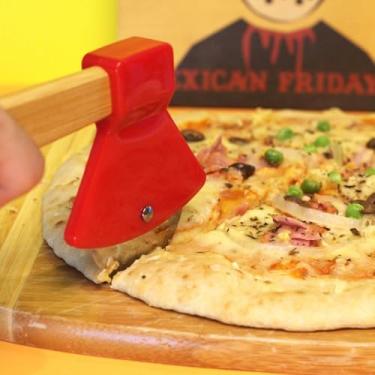 Imagem de Cortador de Pizza Lenhador Manual em Aço Inoxidável, Cabo Plástico, 18cm x 2cm, Lâmina em Roda, Uso Doméstico, Lavável à Mão