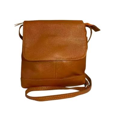 Imagem de Bolsa de Couro Legítimo Tiracolo Jô, Transversal, Marrom, Couro Bovino, 37x17x35cm, 3 Bolsos Internos, Alça Regulável, Fechamento com Zíper