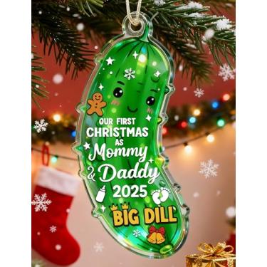 Imagem de MAMAGIFTREE Ornamento Our First Christmas as Mommy & Daddy 2025 - Enfeite de picles de primeiro Natal do bebê, presente de lembrança de endro grande para novos pais, mamãe e papai - vidro premium