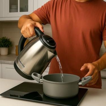 Imagem de Chaleira Elétrica Inox e Preta, 1500W, 2 Litros, 220V, Altura 22cm, Base Removível, Proteção IPX0