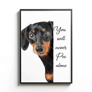 Imagem de KiKi8xyBox Pôster Dachshund - Arte de parede engraçada para banheiro - Citação You Will Never Pee Alone - Impressão de humor de animal de estimação fofo - Ideia de presente para amantes de cães