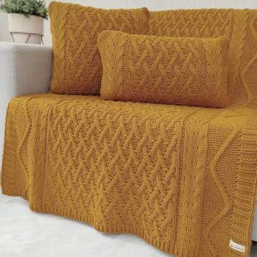 Imagem de Kit Manta Tricot Luxo 150x90cm + 2 Almofadas com Enchimento | Zíper Invisível | Fibra Siliconada | Sofá Sala | Xale Decorativo Elegante s05 (Dourado/Linhaça)