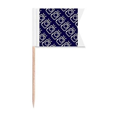 Imagem de Câmera, padrões de selo instantâneo, bandeiras de palito, marcação de rotulagem para bolo de festa, prato de queijo