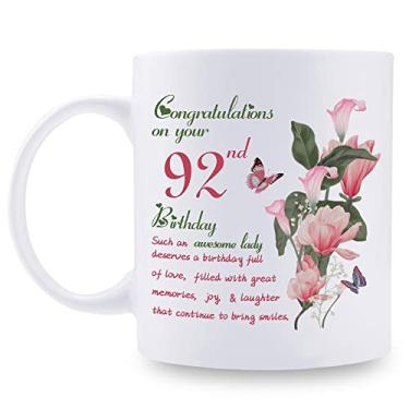 Imagem de Presentes de aniversário de 92 anos para mulheres - Congratulations Awesome Lady Mug - Presentes para vovó, mãe, amiga, irmã, tia, colega de trabalho - Caneca de café de 325 ml