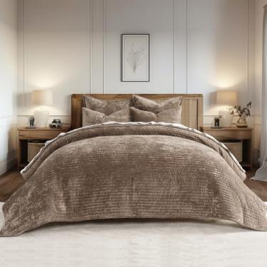 Imagem de EVERGRACE Conjunto de colcha de veludo California King, 297 x 266 cm, luxuoso, macio, listrado, edredom de veludo leve para todas as estações, colcha de cama grande com 2 fronhas, marrom mocha