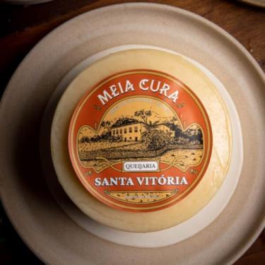 Imagem de Queijo Meia Cura Santa Vitória, Textura Macia, Sabor Suave, Versátil para Harmonizações