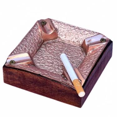 Imagem de Cinzeiro quadrado feito à mão com acabamento de cobre com design floral em relevo – uso interno e externo base marrom de madeira bandeja quadrada elegante para decoração de casa e escritório