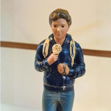 Imagem de Estátua São Carlo Acutis em Resina, Jovem Santo Católico, Figura Decorativa Devocional com Base (Azul)