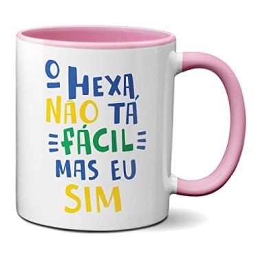 Imagem de Caneca O Hexa Não Tá Fácil Mas Eu Sim Brasil Verde Amarelo (Rosa)