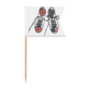 Imagem de Sapatos de lona com padrão de bandeira dos EUA e do Reino Unido bandeiras de palito de dente marcando para festa bolo comida placa de queijo