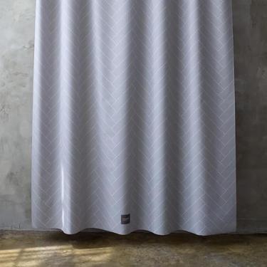 Imagem de onesevennine Cortina de chuveiro de designer coreana – Sem costura, resistente à água (180 cm L x 208 cm C) Espinha de peixe cinza - Inclui 12 ganchos de plástico para fácil configuração