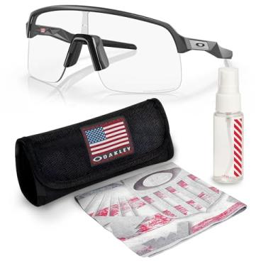 Imagem de OAKLEY Óculos de sol SUTRO Lite OO9463 em formato retangular com kit oficial de óculos, Armação de carbono fosco | Lente fotocrômica de irídio transparente a preto