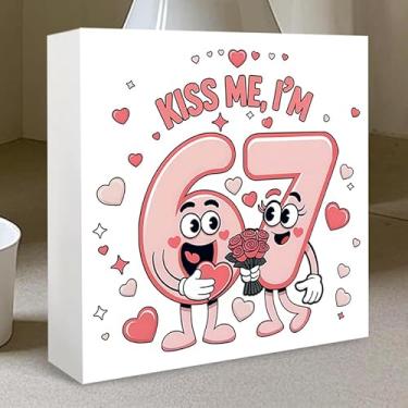 Imagem de Decorações de Dia dos Namorados, Desenho Animado Número '67' Pvc Sinais e Placas Decorativas, Decorações de Dia dos Namorados, Adequado como Presente Pequeno Diário ou Presente de Aniversário para