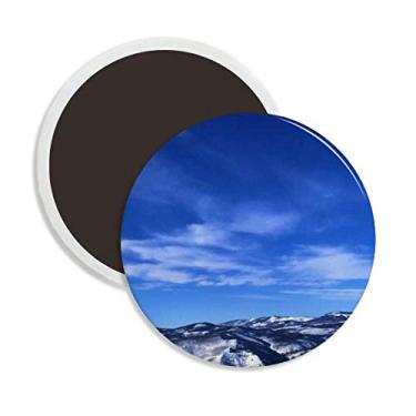 Imagem de Ímã de geladeira de cerâmica redonda com nuvens brancas de montanha céu azul decoração de lembrança