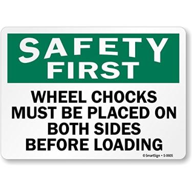 Imagem de SmartSign Etiqueta "Safety First - Wheel Chocks Must Be Placed On Both Sides Before Loading" | Vinil laminado de 25,4 cm x 35,5 cm