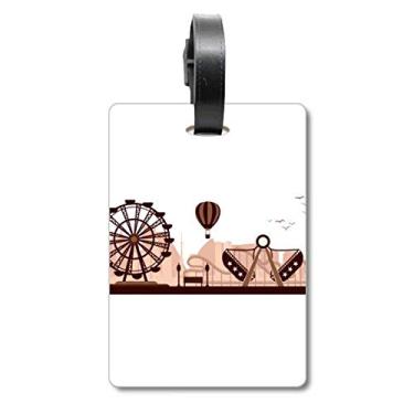 Imagem de Sacola de mala preta com desenho de instalações de parque de diversões, etiqueta para bagagem, cartão para pendurar
