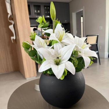 Imagem de Arranjo Centro de Mesa Lírio Branco Completo Artificial Vaso Preto