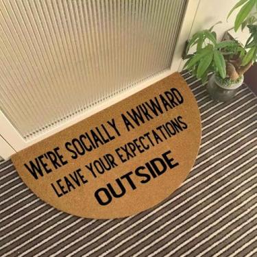 Imagem de ( We're Socially Awkward) Tapete de porta meio redondo engraçado tapete meio círculo tapete para porta da frente tapete de entrada ao ar livre com tapetes de boas-vindas resistentes para varanda