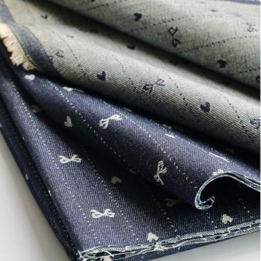 Imagem de Tecido jeans índigo de 283,5 g | 177,8 cm de largura (340 gsm) algodão não elástico | Padrão de tecido de laço jacquard, jarda pré-cortada (pré-corte de 3 jardas)