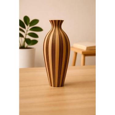 Imagem de Vaso Decorativo com Design Estriado